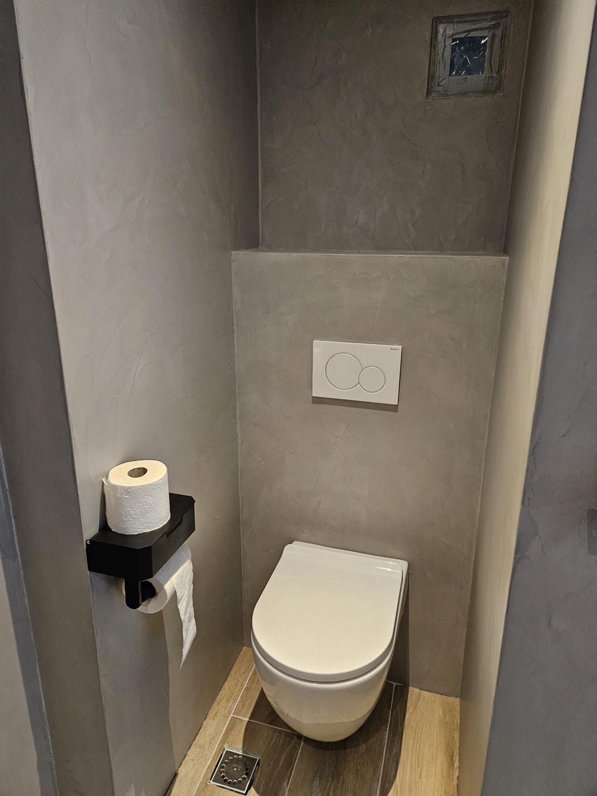 Stijlvol gastentoilet met spiegel — badkamer detail