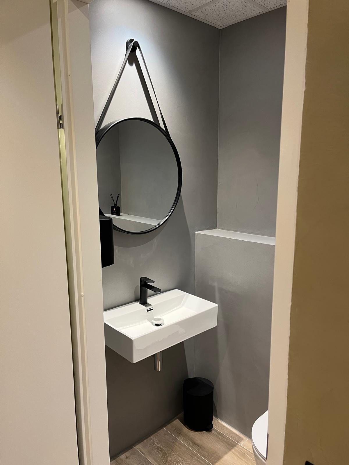 Badkamerproject Stijlvol gastentoilet met spiegel in Almere Stad